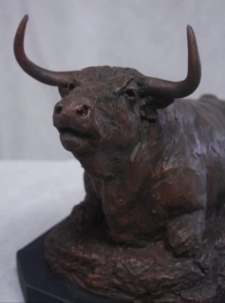 Escultura Toro acostado