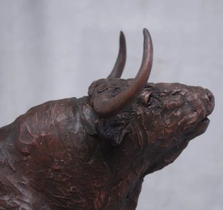 Escultura Toro acostado