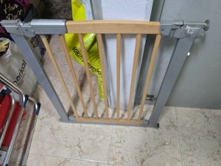 Barrera seguridad madera y metal para niños