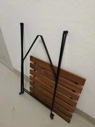 Mesa de madera y metal para terraza