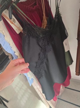 Top lencero marrón con encaje