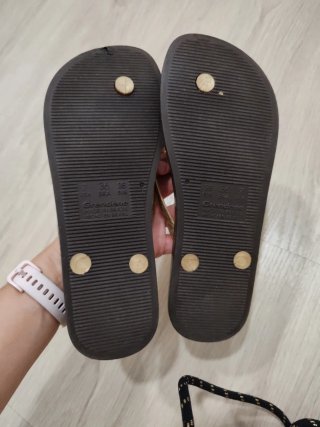 Chanclas Ipanema negras y doradas