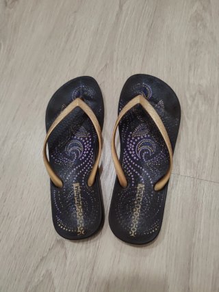 Chanclas Ipanema negras y doradas