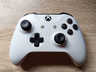 Xbox One S 1TB Blanca + Mando + Juegos