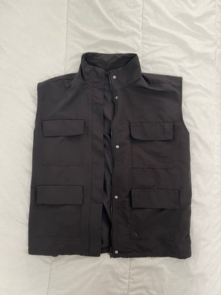Chaleco negro con bolsillos