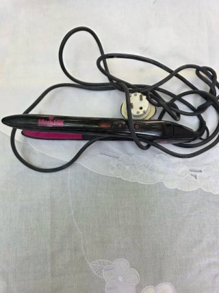 Plancha de pelo Mark Hill negra y rosa