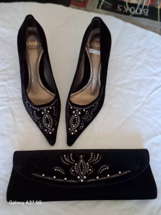 Zapatos de fiesta y cartera negra con cristalitos.