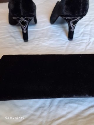 Zapatos de fiesta y cartera negra con cristalitos.