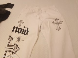 Pantalón chándal blanco con cruces negras