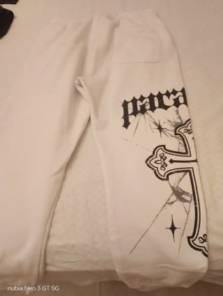 Pantalón chándal blanco con cruces negras