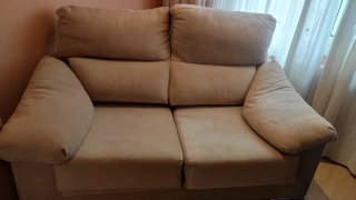 Sofá beige tela, con pequeño detalle imitando piel