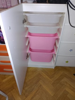 Cajonera blanca con detalles rosas