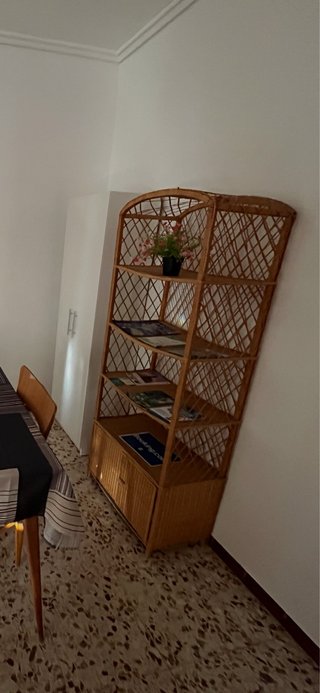 Estantería de mimbre con puertas
