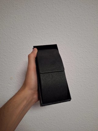 Caja y gamuza Prada