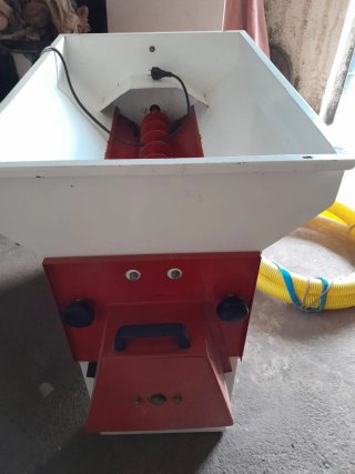 Molino de uva. Despalilladora eléctrica con bomba
