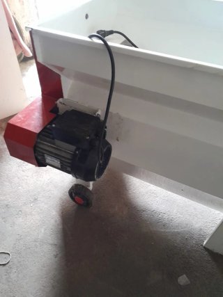 Molino de uva. Despalilladora eléctrica con bomba