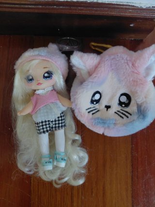 Muñeca Na Na Na Surprise con bolso gato
