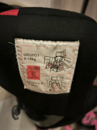 Silla de coche negra con detalles blancos