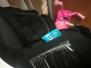 Silla de coche negra con detalles blancos