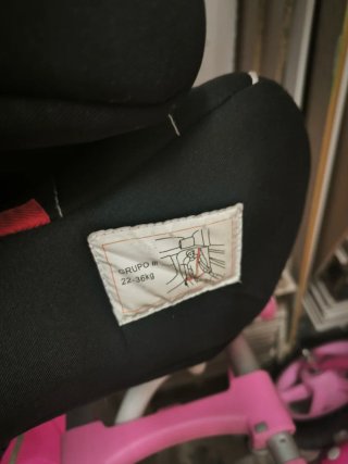 Silla de coche negra con detalles blancos