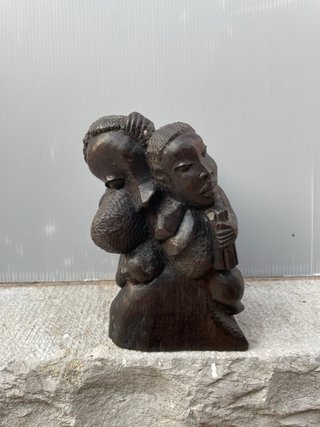 Estatueta Maconde  Esculpida em Madeira