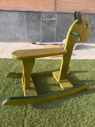 Caballo balancín de madera