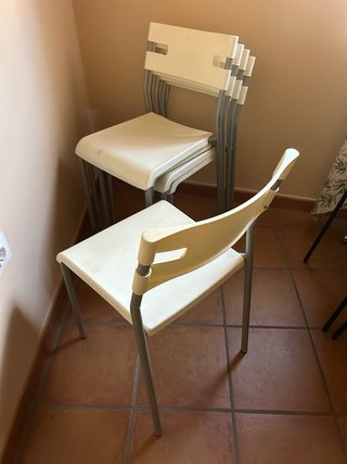 5 Sillas Apilables Plástico y Aluminio