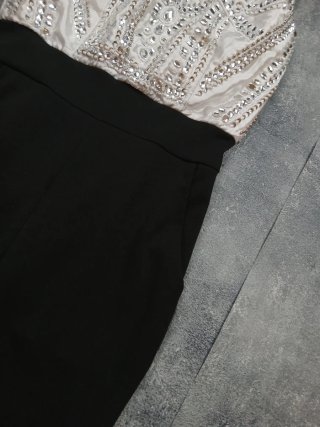 Mono elegante blanco y negro
