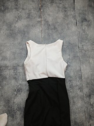 Mono elegante blanco y negro