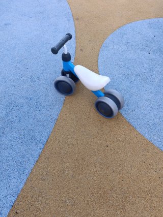Bicicleta de equilibrio azul para bebés