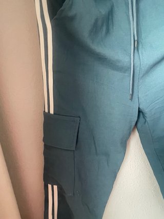 Pantalón chándal turquesa con rayas blancas