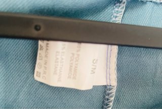 Pantalón chándal turquesa con rayas blancas