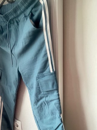 Pantalón chándal turquesa con rayas blancas