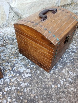 Baúl de madera con detalles hierro