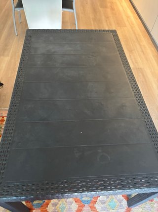 Tavolo da terrazza nero in plastica e rattan