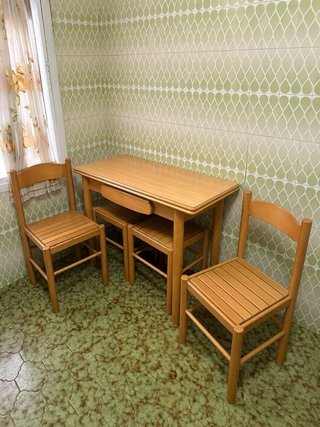 Mesa extensible con cajón y 4 asientos