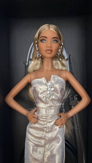 Barbie Signature Champagne Chic autografata e bozzetto