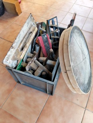Herramientas de albañilería y tamiz