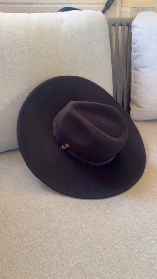 Sombrero Fedora Negro con detalle inicial J dorada