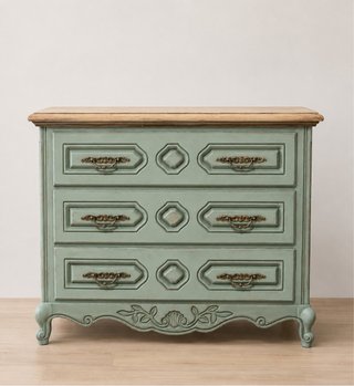 Cómoda antigua de madera maciza