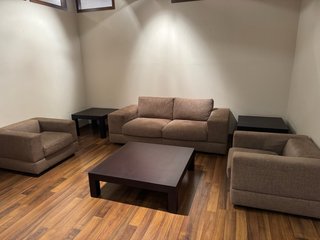 Conjunto Sofá, 2 Sillones y Mesas
