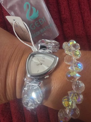 Reloj Gedi plateado  con cristales triangulares