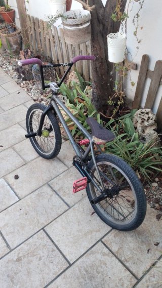 Bicicleta BMX montada a piezas