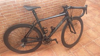 Bicicleta de carretera entera de carbono.