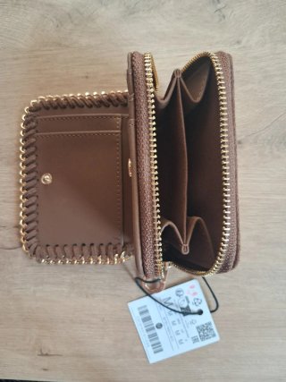 Monedero Stradivarius marrón con cadena