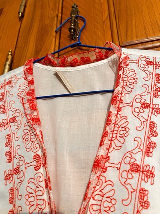 Blusa blanca bordada roja