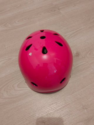 Casco rosa para patinar o montar en bici.
