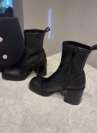 Botines negros plataforma 2 cm , tacón 9 cm.