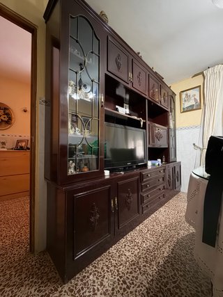 Mueble de madera antiguo con vitrina