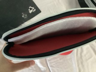 Funda para tablet negra y roja